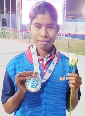 माता-पिता ईंट भट्ठे में काम करने गए, दृष्टिबाधित ईश्वरी देश के लिए जीत लाई रजत