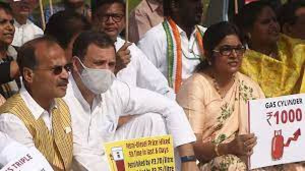 ईंधन की कीमतों में बढ़ोतरी में खिलाफ राहुल समेत कई कांग्रेस सांसदों का धरना