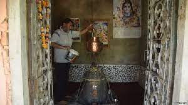 कश्मीरी मुसलमान नूर मोहम्मद डार, जो 11 सालों से कर रहे हैं मंदिर की देखरेख