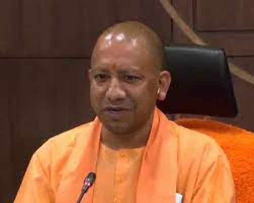 योगी ने अपना काफिला रोककर एंबुलेंस को जाने का रास्ता दिया