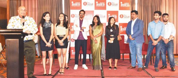 आईएनआईएफडी विद्यार्थियों ने लैक्मे-न्यूयॉर्क फैशन वीक  में डिजाईन किये परिधान किए प्रदर्शित, बढ़ाया छत्तीसगढ़ का मान