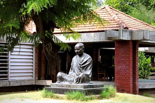 ‘छत्तीसगढ़’ का संपादकीय :  सरदार को तीन हजार करोड़ के बाद अब गांधी को 12 सौ करोड़ देने का मतलब क्या है?