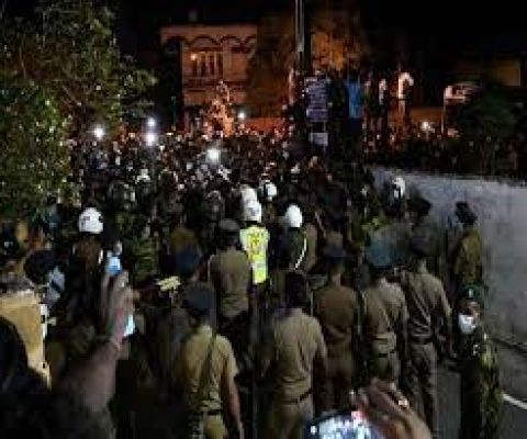 श्रीलंका में सोमवार तक लगा कर्फ़्यू