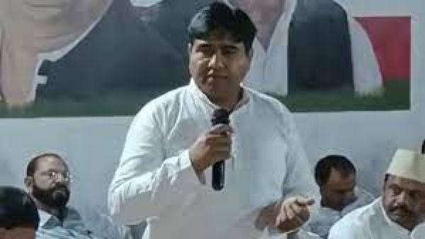 सपा विधायक ने कहा : हमारी बंदूकों से धुआं नहीं, गोलियां निकलेंगी; बाद में दी सफाई