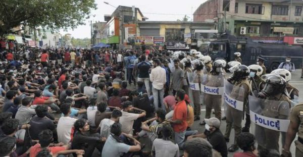 श्रीलंका में बिगड़ते आर्थिक हालात के बीच कैबिनेट ने दिया इस्तीफ़ा