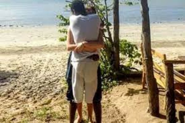 तस्वीर देखकर चकरा जाएगा सिर, गले लगे दो लोगों के सिर से पांव तक धोखा ही धोखा !