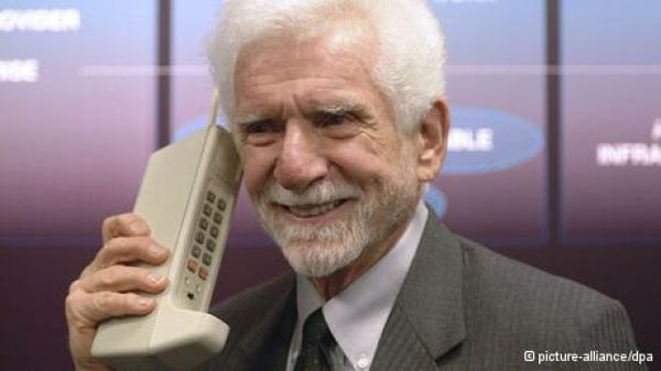 पहला सेलफोन कब आया