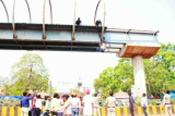 खुदकुशी करने स्काई वाक पर चढ़ा युवक, विधायक जुनेजा के ततपरता और सूझबूझ से बचाई जा सकी जान