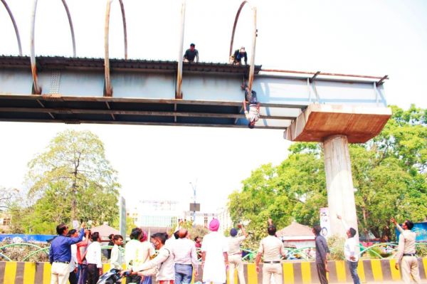 देखें VIDEO :  पत्नी को मनाने सतना से रायपुर आया, बात बिगड़ी तो चढ़ गया स्कॉय वॉक में, बीच-बचाव की कोशिश में नीचे गिरा, चोटिल हालत में भर्ती