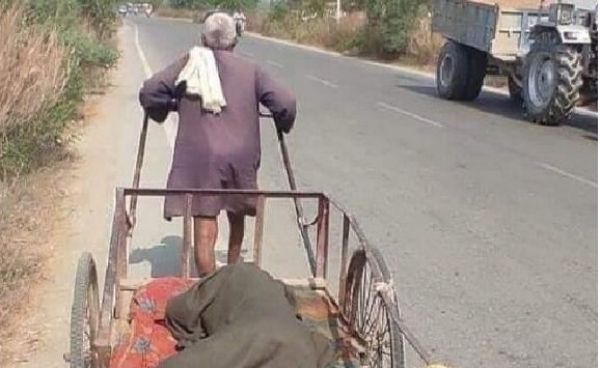 बीमार पत्नी को हाथगाड़ी से खींचकर 4KM दूर अस्पताल पहुंचा बुजुर्ग, फिर भी नहीं बचा पाया जान