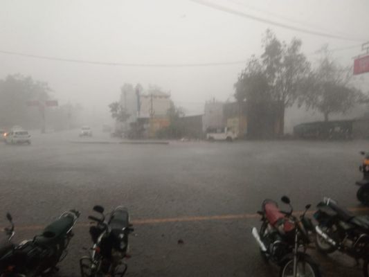 जगदलपुर में बारिश एवं ओले गिरे