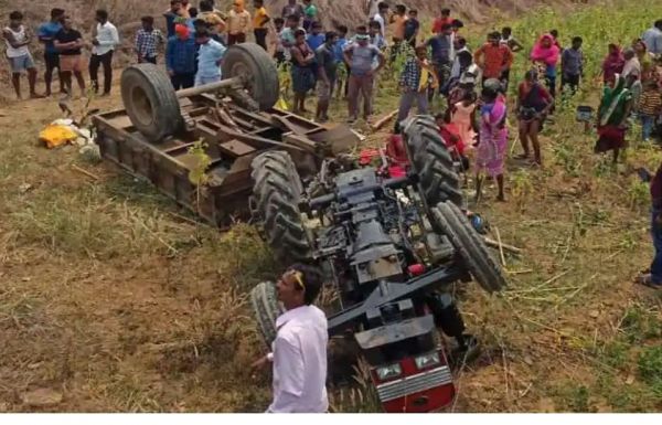 बेकाबू ट्रैक्टर-ट्रॉली खेत में पलटी, 4 मौतें
