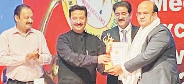 प्रशान्त तिवारी बेस्ट मीडिया प्रोफेशनल एवार्ड से सम्मानित