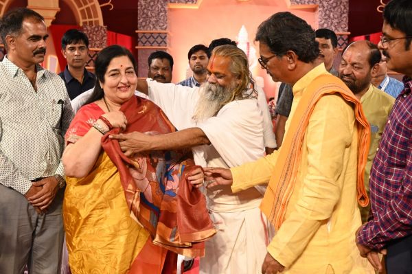 भेंट किए गए अंगवस्त्रं में श्री राम दरबार को देख भाव विभोर हुईं अनुराधा पौडवाल