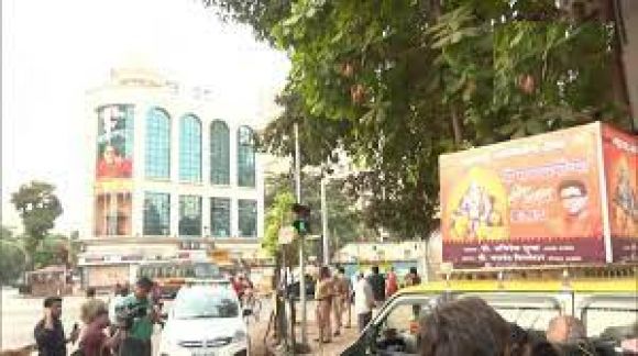 शिवसेना दफ़्तर के बाहर हुनमान चालीसा बजाने पहुंचे एमएनएस कार्यकर्ता, पुलिस ने बंद कराया