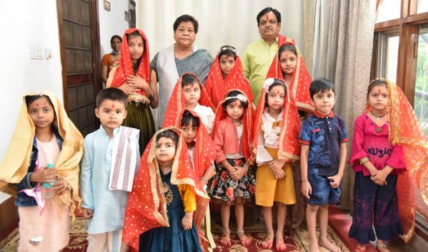 राज्यपाल ने दुर्गा नवमी के अवसर पर किया कन्यापूजन