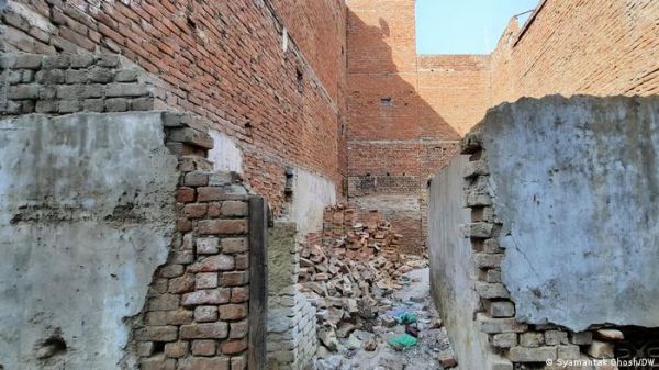 रामनवमी पर दंगों के बाद प्रशासन ने तोड़े मकान, दुकानें