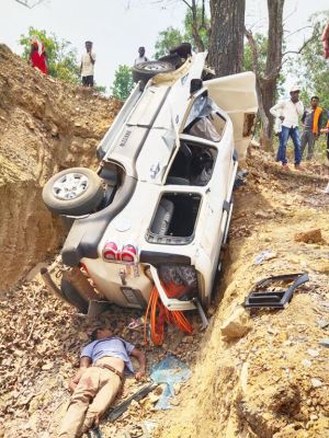  बेकाबू स्कार्पियो गड्ढे में, 3 मौतें, 3 घायल