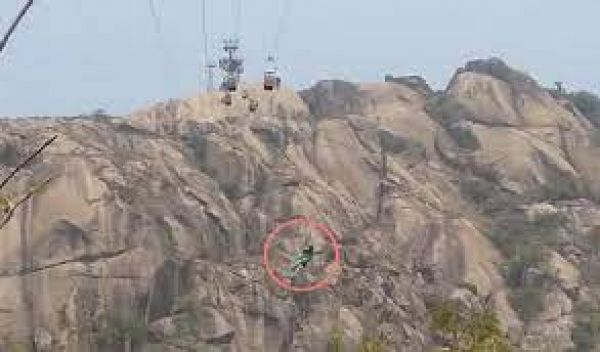 वायुसेना का गरूड़ कमांडो 'देवदूत' बना, हवा में लटक रही ट्रॉली में रातभर रूक कर बच्चों को ढांढ़स बंधाया