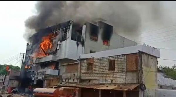 नारायणपुर में तीन मंजिला कपड़ा शो-रूम में आग में खैरागढ़ का युवक जिंदा जला