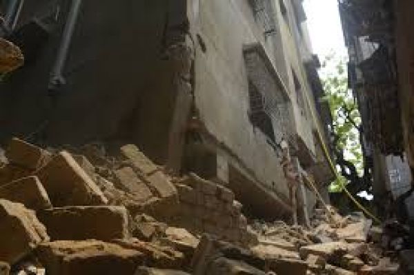 मुंबई : पोवई स्थित तीन मंजिला रेस्तरां का एक हिस्सा ढहा, कोई हताहत नहीं