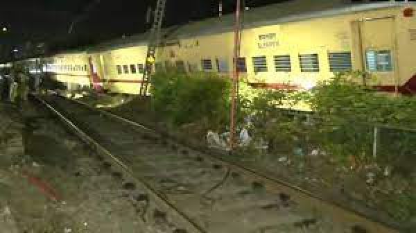 पुद्दुचेरी एक्सप्रेस के डिब्बे पटरी से उतरने के बाद ट्रैक को वापस बहाल करने का काम जारी