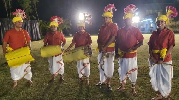 सरगुजा कमिश्नर और कलेक्टर के साथ अफसरों ने आदिवासी नृत्य किया