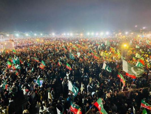 इमरान ख़ान ने कराची की रैली में कहा- मैंने क्या जुर्म किया था जो रात 12 बजे अदालतें लगाई गईं