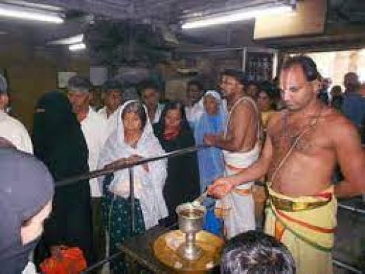 कर्नाटक: एक मंदिर ने कुरान की आयतें पढ़कर उत्सव मनाने की परंपरा को बनाये रखा