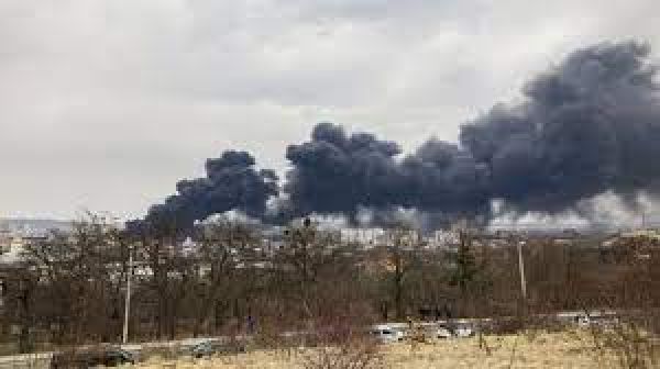 पश्चिमी यूक्रेन के ल्वीव शहर में मिसाइल हमलों से कई विस्फोट