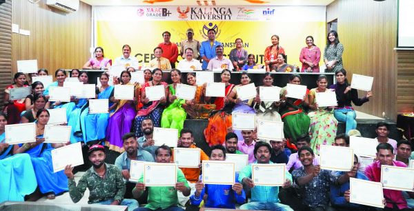 कलिंगा विश्वविद्यालय में जन शिक्षण संस्थान कौशल प्रशिक्षण प्रतिभागियों को प्रशिक्षण प्रमाण पत्र वितरण