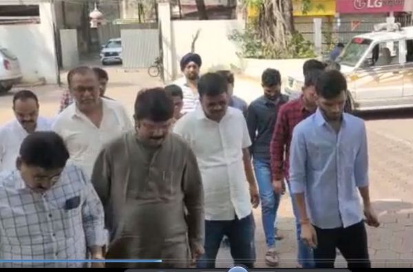 देखें VIDEO :  विधायक प्रकाश नायक ने ही बेटे को पुलिस के हवाले सौंपा