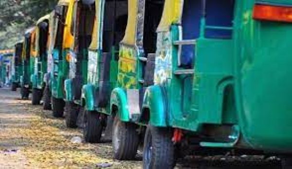 दिल्ली: टैक्सी चालक सीएनजी सब्सिडी, किराया वृद्धि की मांग को लेकर दूसरे दिन भी हड़ताल पर