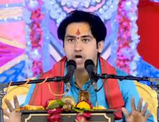 हिंदुओं हथियार उठा लो, सरकार कब तक बुलडोजर चलाएगी, धीरेंद्र महाराज के उन्मादी प्रवचन पर FIR की मांग