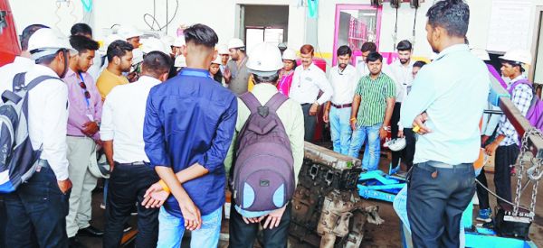 मैट्स इंजीनियरिंग विद्यार्थियों ने किया टाटा मोटर्स का भ्रमण