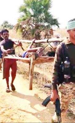 देखें VIDEO :  नक्सलियों ने काटी सडक़, गर्भवती को खाट पर बैठाकर जवान लाए अस्पताल, जच्चा-बच्चा स्वस्थ