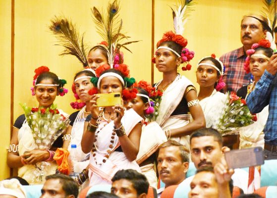 ‘छत्तीसगढ़’ का संपादकीय : आदिवासियों पर सौ से अधिक शोधपत्र, लेकिन उनके जख्मों की हकीकत पर कितने?