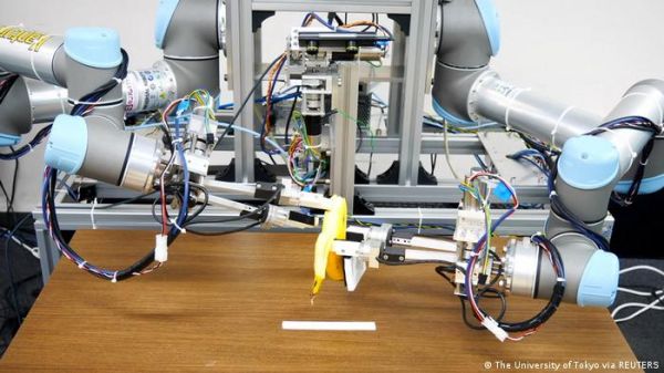 बिना नुकसान किए केले के छिलके को छीलने वाला रोबोट