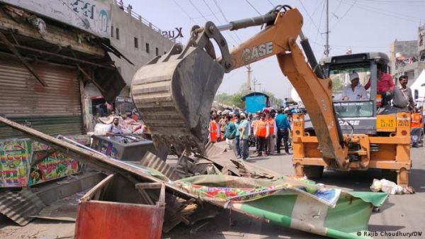 अब दिल्ली पहुंचा सत्ता का बुलडोजर