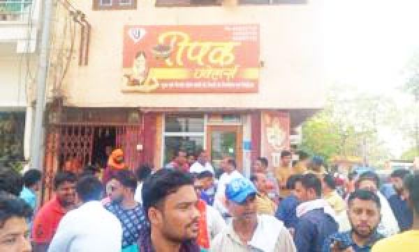 देखें VIDEO : ज्वेलरी दुकान में घुसे लुटेरे, मालिक को मारी गोली, घायल