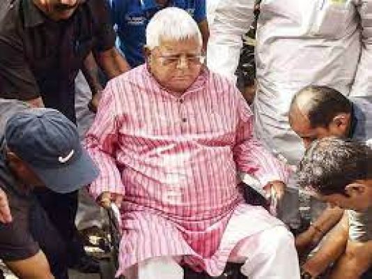 लालू यादव को झारखंड हाईकोर्ट से ज़मानत मिली, फ़िलहाल एम्स में हैं भर्ती