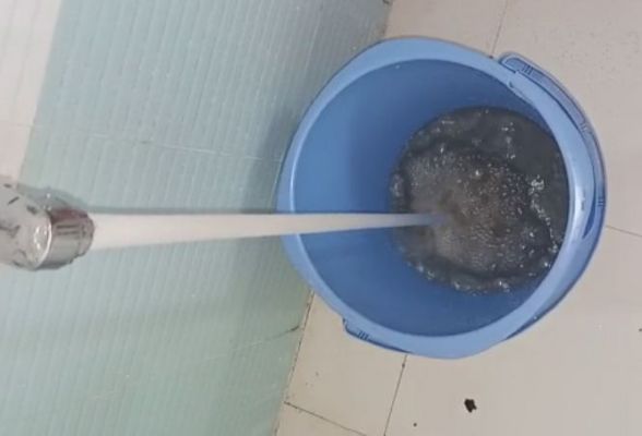 देखें VIDEO :   अफसर पी रहे बिस्लरी, कर्मचारी काला पानी