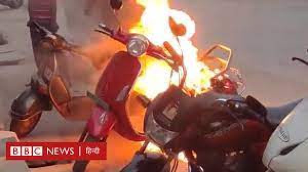 क्यों लग रही है इलेक्ट्रिक स्कूटरों में आग और क्या हैं बचने के तरीके?