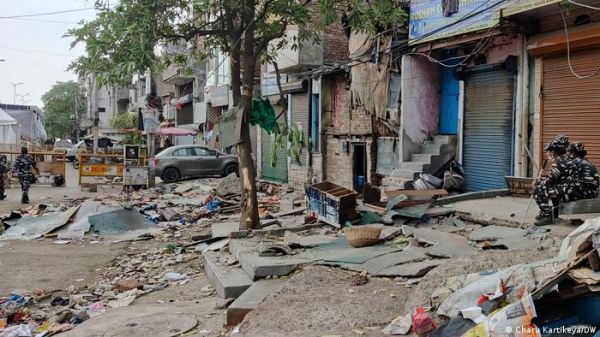 दिल्ली: सिर्फ झुग्गियों में नहीं है अवैध निर्माण