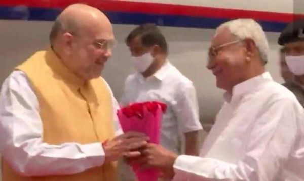 इफ़्तार पार्टी के अगले दिन अमित शाह को लेने हवाई अड्डे पहुंचे बिहार सीएम नीतीश कुमार