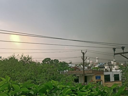 शहर को घने बादलों ने घेरा