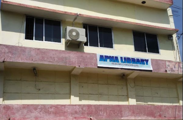 दीमक चाट गयीं किताबें