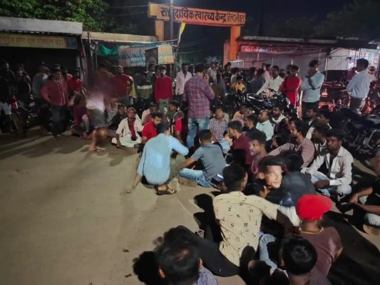 ट्रक की ठोकर से बच्ची की मौत, भीड़ ने लगाई आग