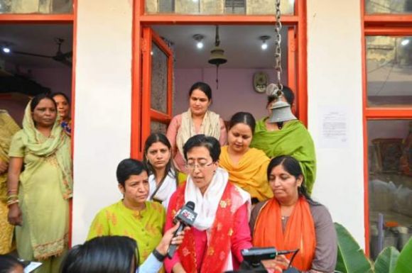 दिल्ली के मंदिर को ढहाने के ख़िलाफ़ ‘आप’ नेता का धरना, कहा- बीजेपी का गुंडा राज यहां तक आ पहुंचा
