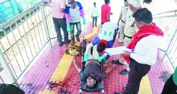 डोंगरगढ़ स्टेशन में खून से लथपथ मिला शव